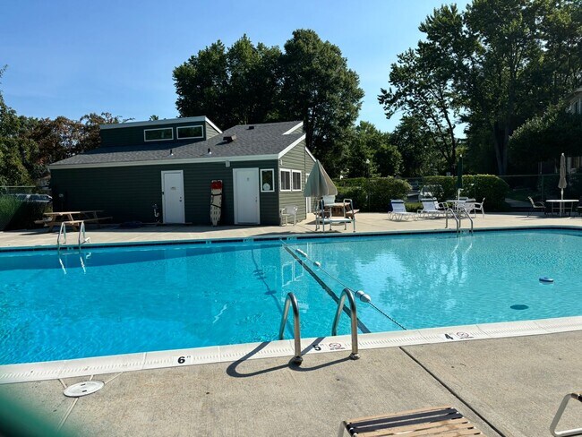 Building Photo - Adorable 1 bedroom 1.5. bath end unit townhouse in Annapolis