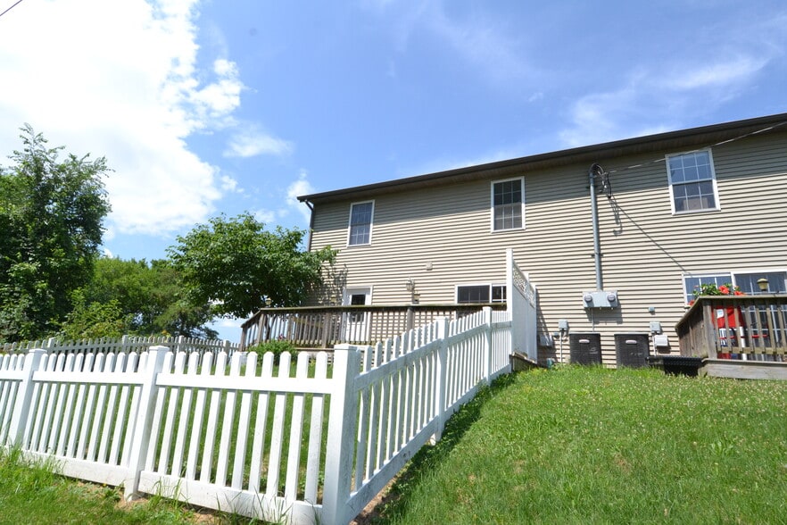 Building Photo - 1900 Salter Pl