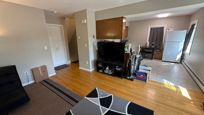 Building Photo - 2 BR with hardwood, private entrance/deck,...