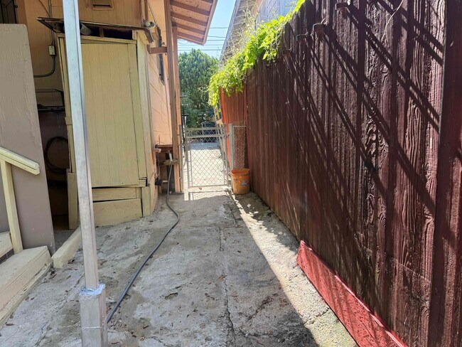 Building Photo - 2414 Sanders Ave
