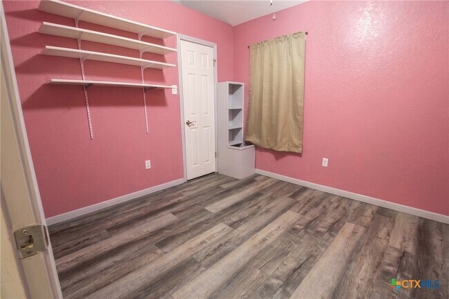 Building Photo - 203 Appaloosa Dr
