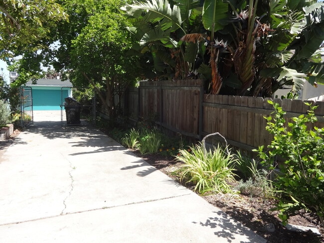 Building Photo - 2Bed 2Bath, Huge yard, PB location