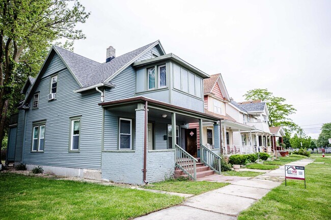 Building Photo - 1445 Yates St