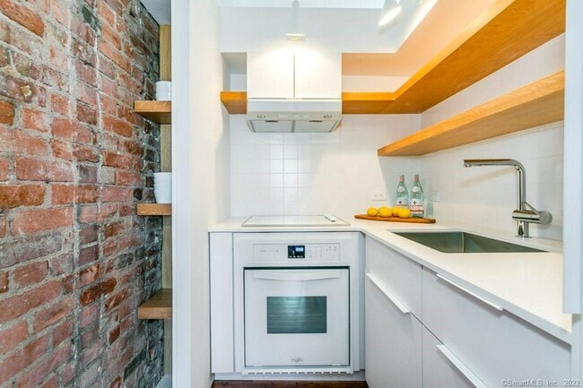 Building Photo - 558 Chapel St