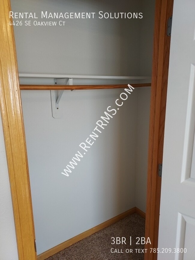 Building Photo - 4426 SE Oakview Ct