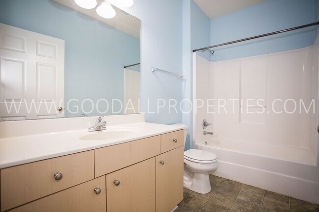 Building Photo - 3 bedroom 2 bath condo in Waukee in convie...