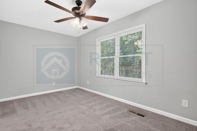 Building Photo - Easy Access to I-77 & Knox Abbott in Cayce!