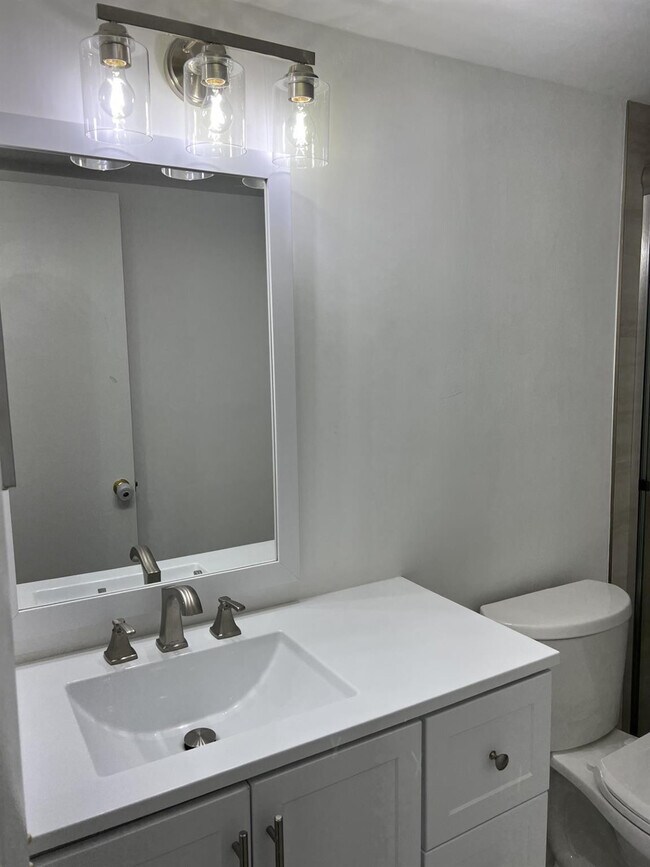 Building Photo - 1100 SE 4th Ave