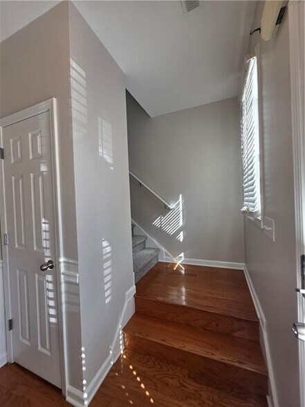 Building Photo - 3090 Branham Dr