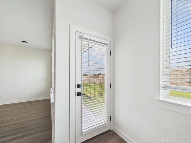 Building Photo - Great Townhouse with private yard