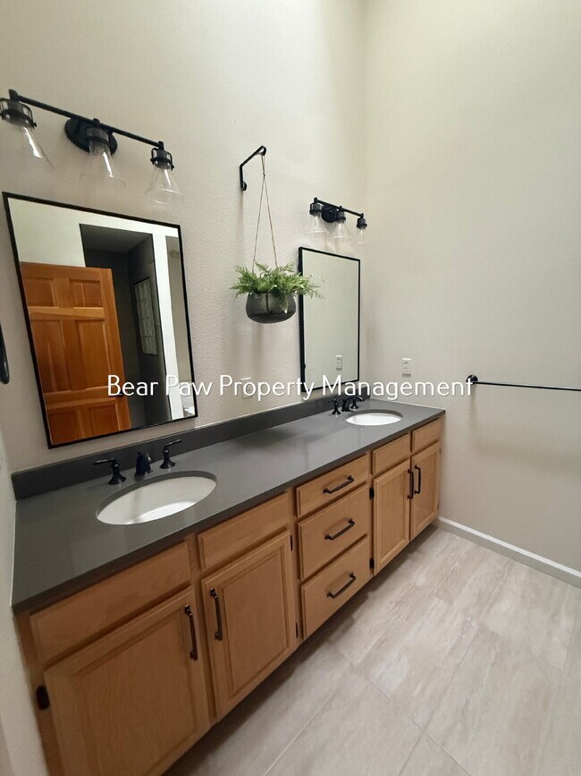 Building Photo - Charming 2-Bed Townhome in North Evergreen!