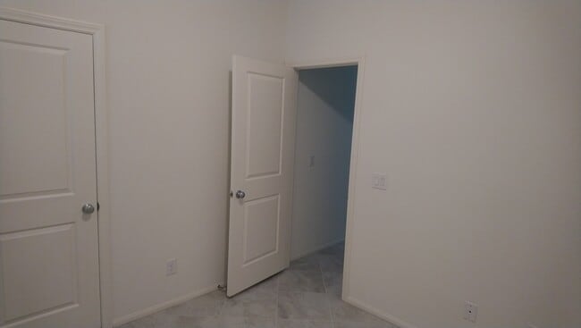 Building Photo - 5658 Autumn Cliffs Way