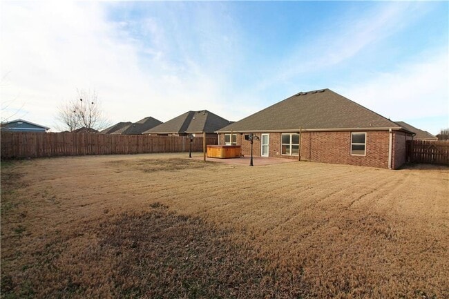 Building Photo - 1200 Kensington Dr