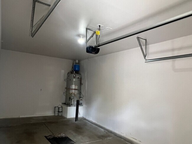 Building Photo - Beautiful 2-bedroom, 2 bath Condo in Gated...