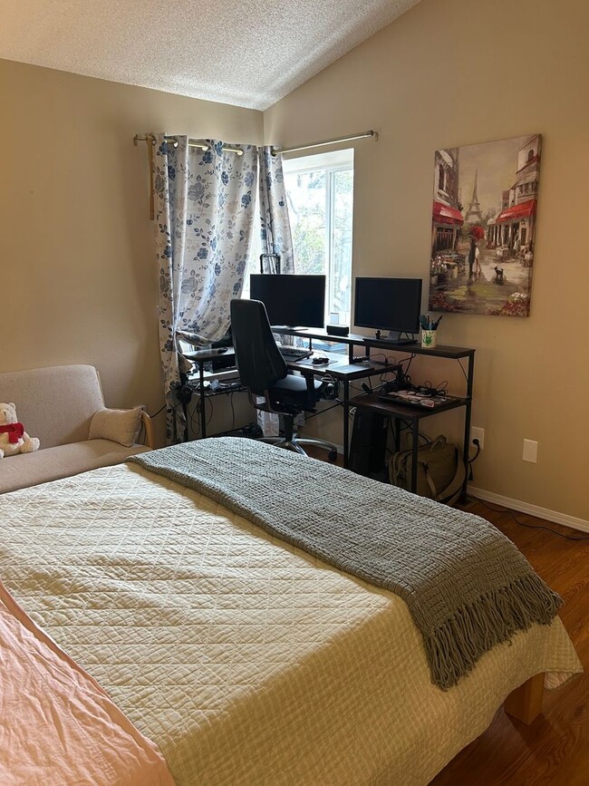 Building Photo - Charming 2 bedroom with 1 car garage