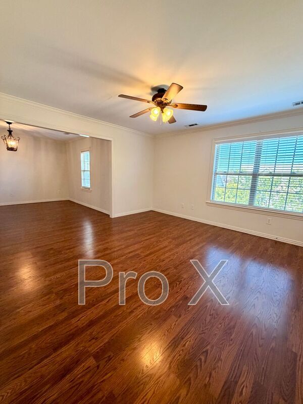 Building Photo - 1500 NE Dysart Woods Ln