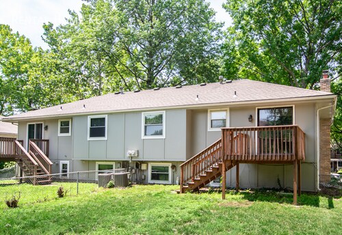 Building Photo - Roomy duplex w/ Finished Lower Level + Fen...