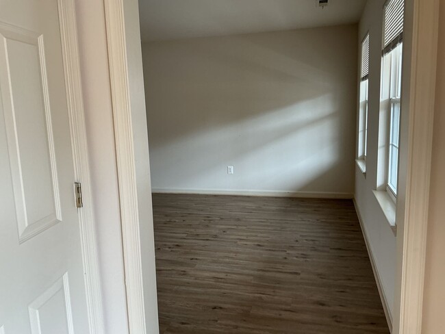 Building Photo - Country Living at its Best!