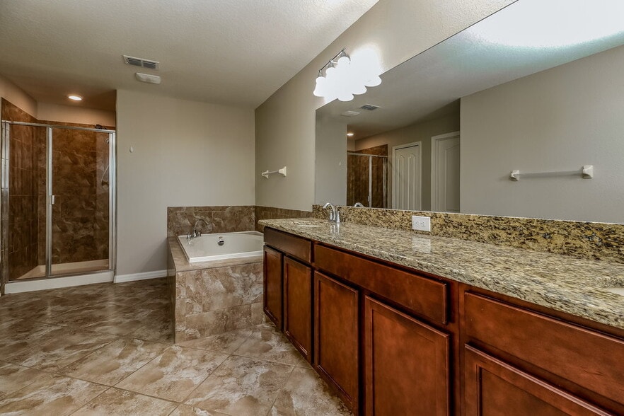 Building Photo - 13714 Lakemont Dr