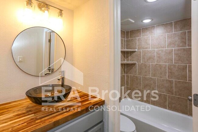 Building Photo - 614 Adams Ave