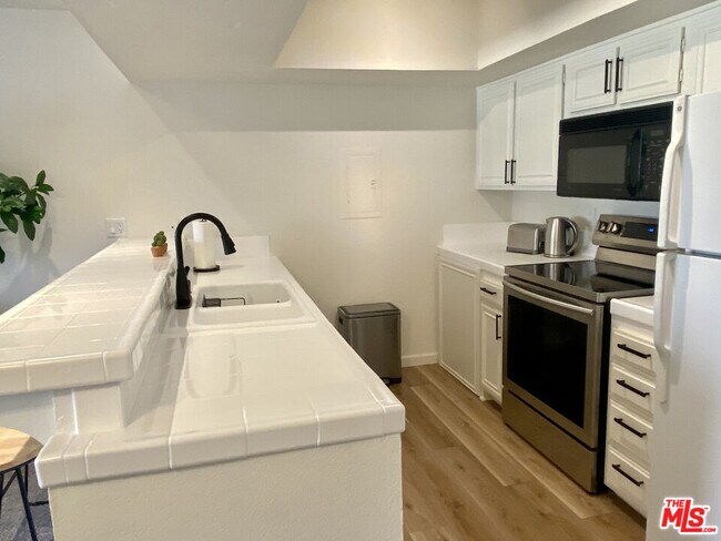 Building Photo - 1655 E Palm Canyon Dr