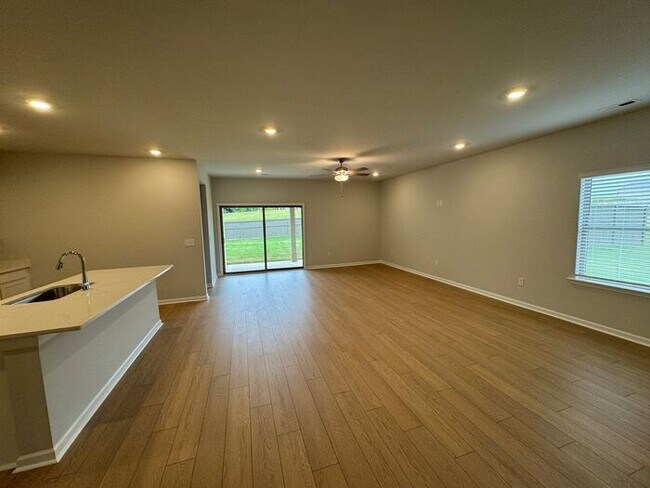 Building Photo - MOVE IN SPECIAL for Clift Farm home WITH F...