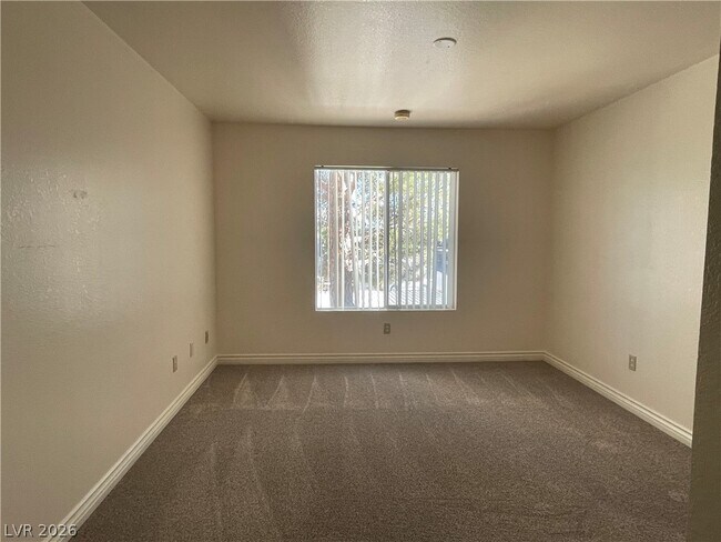 Building Photo - 8070 W Russell Rd