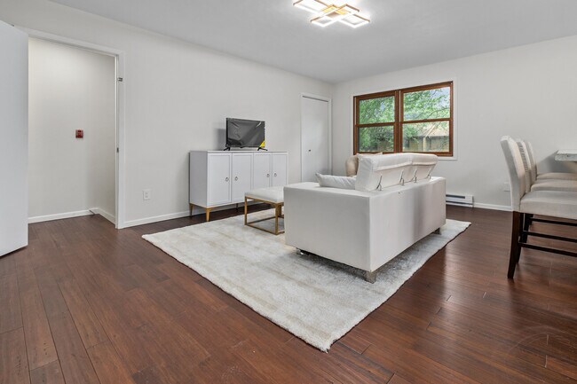 Building Photo - 1140 Manor Dr