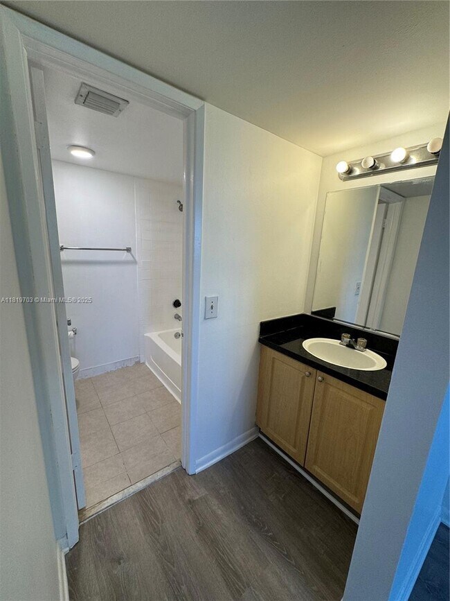 Building Photo - 9977 Nob Hill Ln