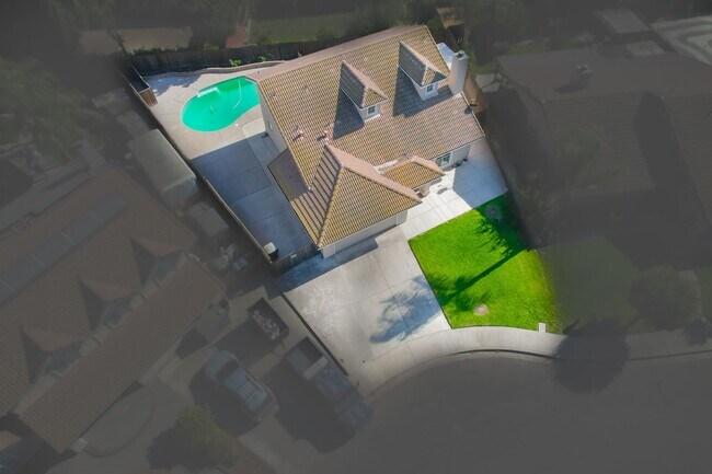 Building Photo - BEAUTIFUL 4 BEDROOM HOME WITH SWIMMING POOL!