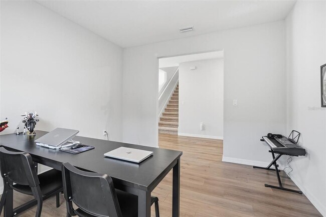 Building Photo - 1330 Current Pl