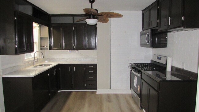 Building Photo - NEWLY REMODELED 3 BEDROOM 2 BATH