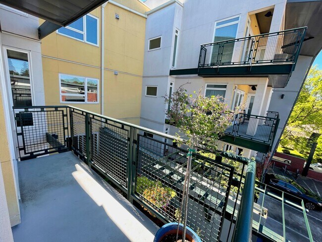 Building Photo - Fantastic Irvington Place Condo with Washe...