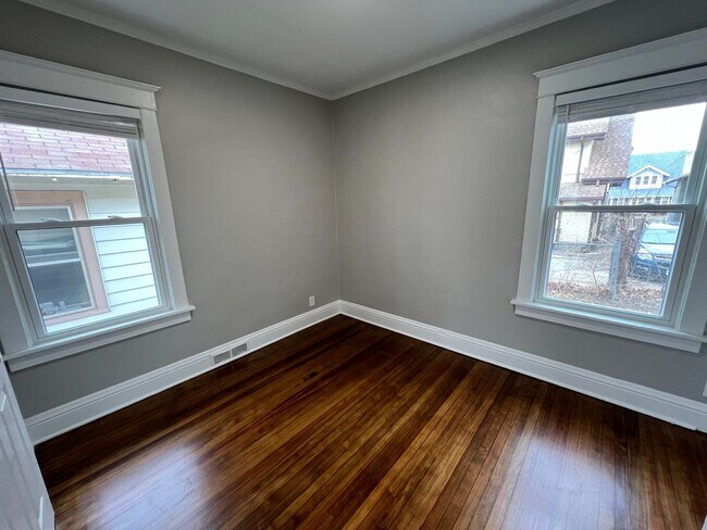 Building Photo - Fully Remodeled 2 Bedroom House!