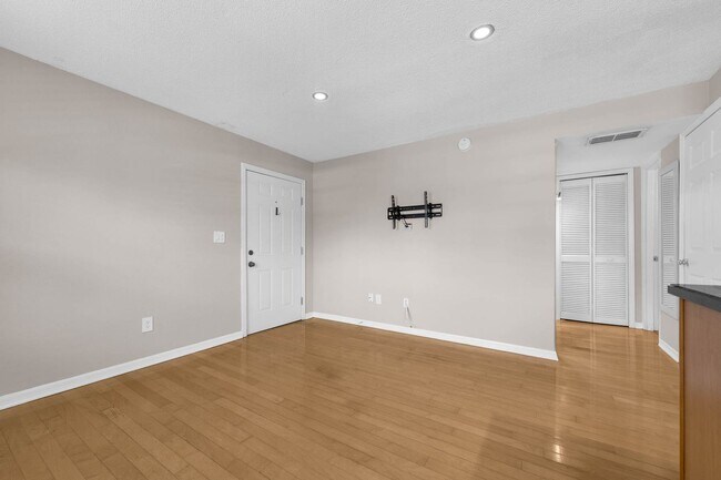 Building Photo - Renovated Condo in Downtown's coveted Dela...