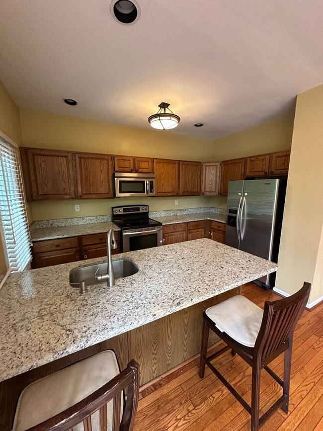 Building Photo - Beautiful 3BR/2.5BA Townhome