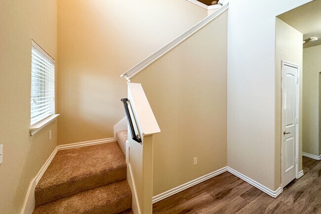 Building Photo - Stunning 5BD, 2 1/2 BTH Home Seconds away from John Kilpatrick Turnpike in YUKON!