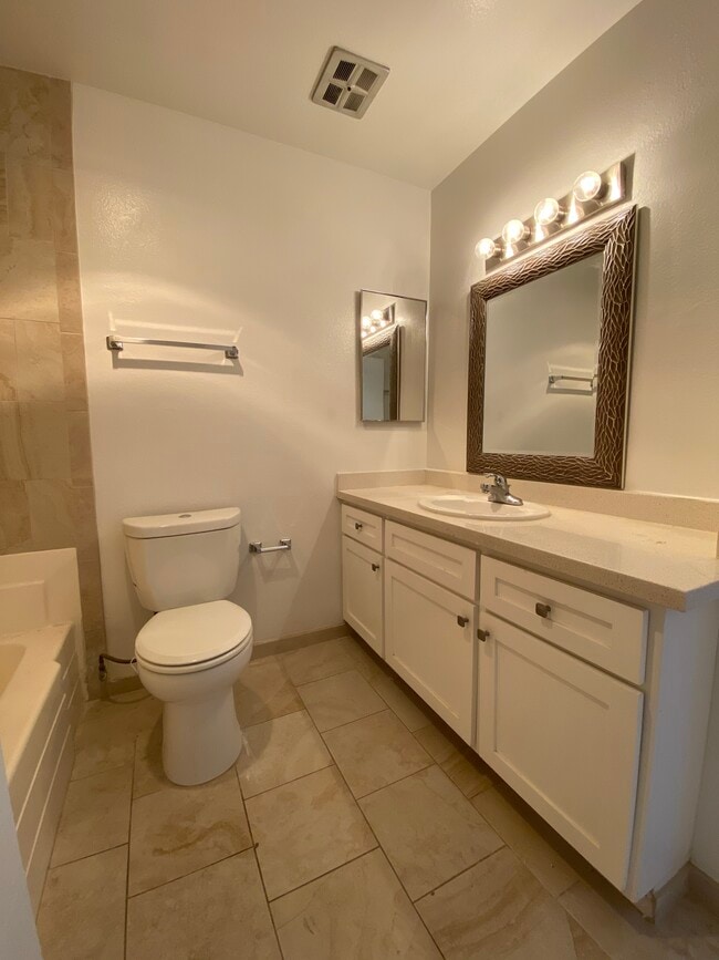 Building Photo - 130 S Flores St