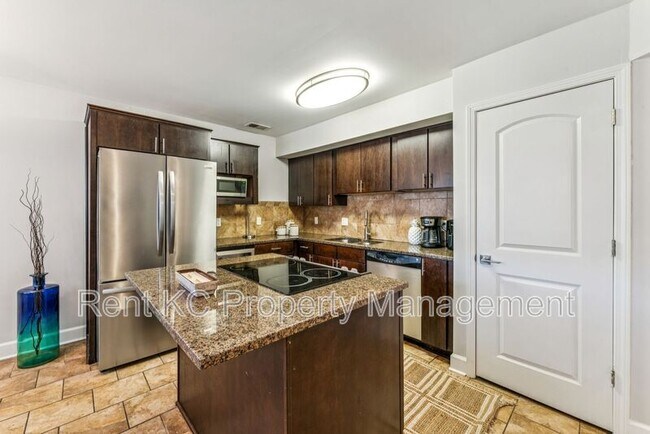 Building Photo - 530 W 10th St