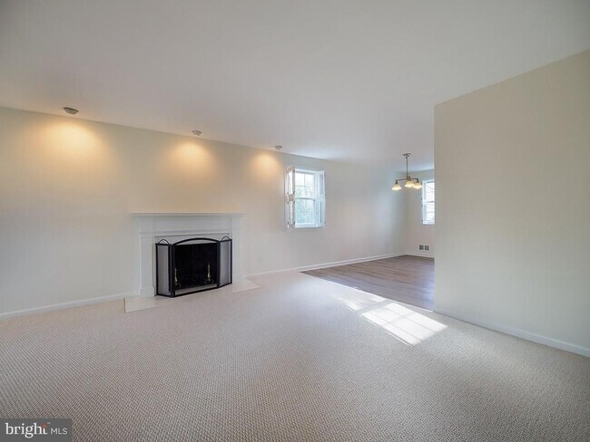 Building Photo - 2702 Navarre Dr