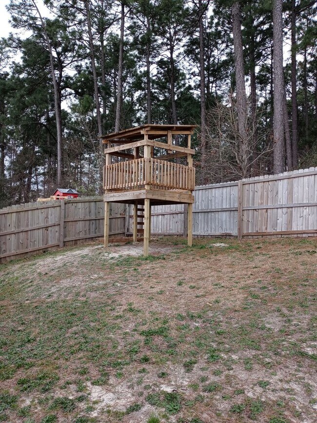 Building Photo - 3 bd/ 2 ba located MINUTES from Fort Bragg! Quiet Neighborhood!