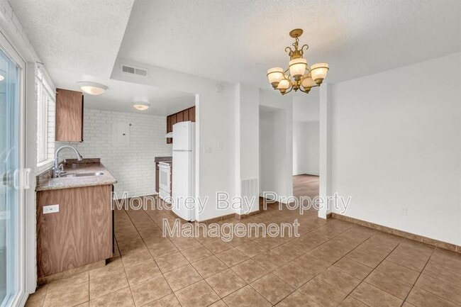 Building Photo - 3137 Seacrest Ave