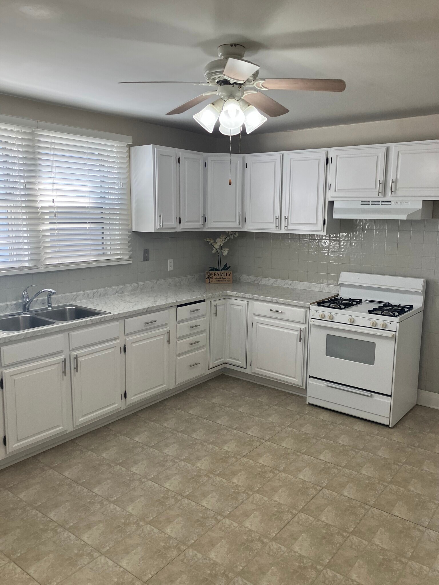 Kitchen - 5027 S Latrobe Ave