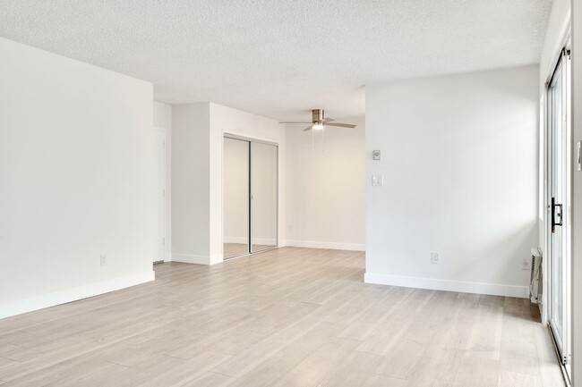 Spacious living room - 1477 Canfield Ave. Apartments