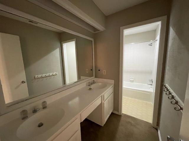 Building Photo - 6109 Kingswood Dr