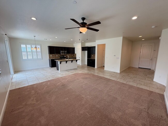 Building Photo - 3 Bedroom Home located NW Visalia!