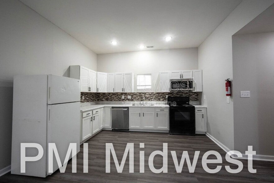 Building Photo - 925 N Sheffield Ave