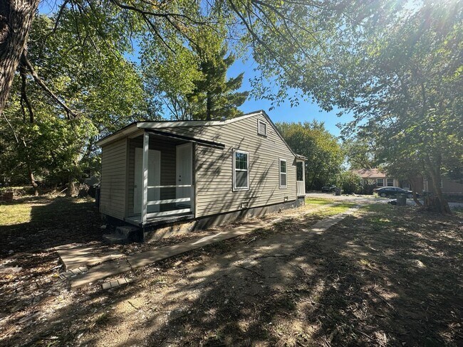 Building Photo - Cozy home in North Tulsa on a quiet street...