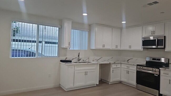 Building Photo - 315 W 56th St