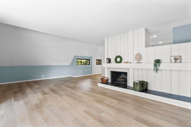 Building Photo - 43 Great Meadow Ln